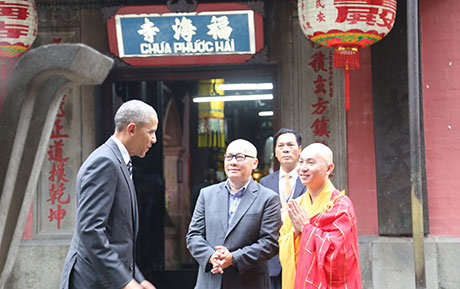 
Tổng thống Obama thăm chùa Ngọc Hoàng (Phước Hải) ngay sau khi đặt chân đến TP.HCM - Ảnh: T.T.D. - Viễn Sự

 

Tổng thống Obama muốn học cách đi sang đường nếu có dịp trở lại Việt Nam

