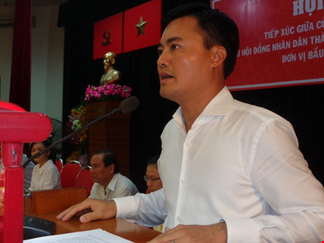Được sự phân công của tổ đại biểu ứng cử, ông Bùi Xuân Cường, Giám đốc Sở GTVT ghi nhận các ý kiến phản ánh của cử tri, người dân