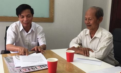 LS Phạm Công Hùng (trái) nhận đơn yêu cầu LS của cha bị cáo Minh 