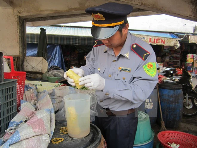  NKiểm tra chất vàng ô trong măng tại chợ Đông Hà, Quảng Trị. (Ảnh: Thanh Thủy/TTXVN)