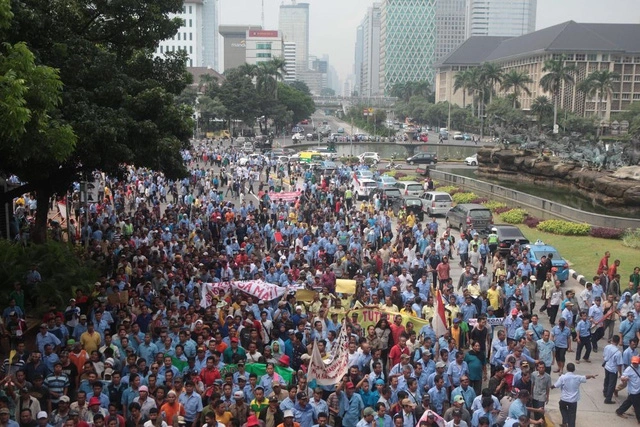 Lái xe taxi ở Indonesia chặn một đường lớn trong ngày 14/3 để phản đối các ứng dụng đặt xe