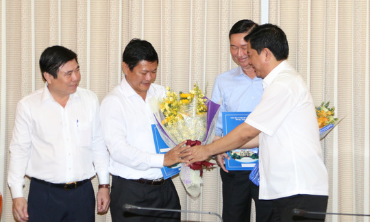 
Bí thư Thành ủy TPHCM Đinh La Thăng tặng hoa cho ông Huỳnh Cách Mạng
