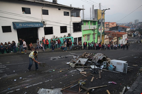 Người dân bang Tachira (Venezuela) tìm thức ăn trên đường phố. (Ảnh: GETTY IMAGES)