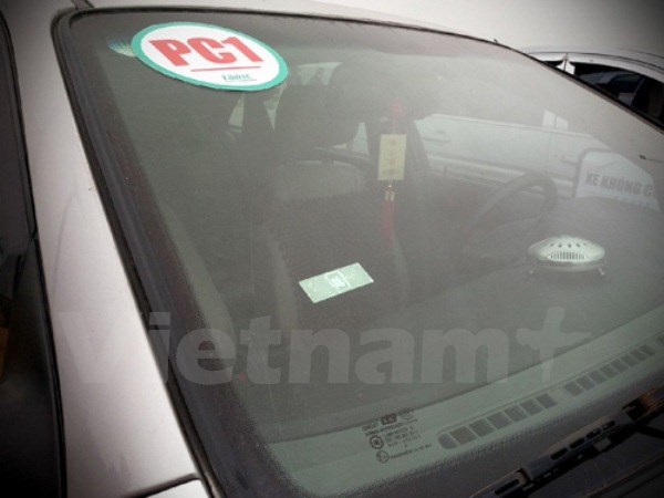 Thẻ E-tag (hình chữ nhật) được dán trên kính xe phía bên trái của tài xế điều khiển. (Ảnh: Việt Hùng/Vietnam+)