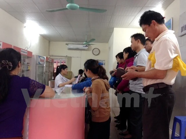 
Người dân đứng xếp hàng chờ mua thuốc tại quầy thuốc của Bệnh viện Phụ sản Trung ương. (Ảnh: PV/Vietnam+)
