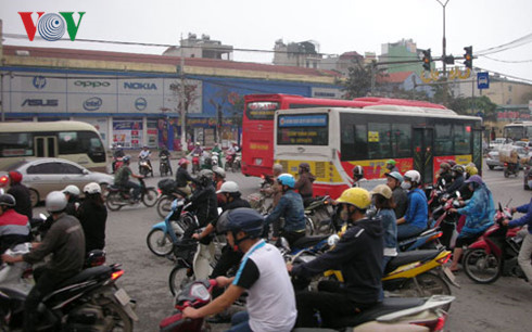 Thực trạng giao thông tại ngã ba Nguyễn Hữu Thọ-Giải Phóng.