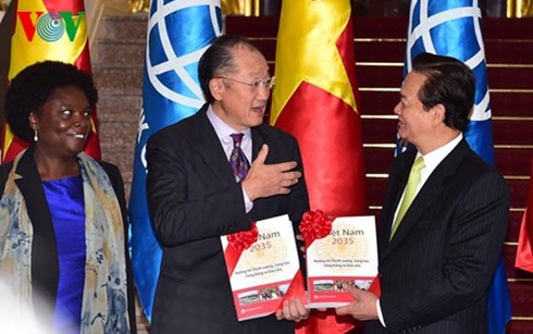 Chủ tịch WB tặng Thủ tướng Nguyễn Tấn Dũng Báo cáo “Việt Nam 2035 - Hướng tới thịnh vượng, sáng tạo, công bằng và dân chủ”