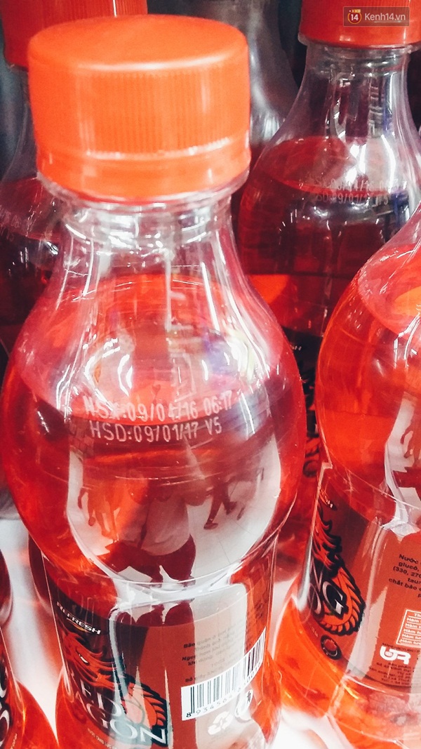 Nước tăng lực Rồng Đỏ được bày bán ở siêu thị Big C Thăng Long. Ngày sản xuất là 9/4/2016 chứng tỏ đây là lô hàng không bị thu hồi.