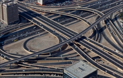 Đến nay, Dubai đã có hệ thống đường giao thông hiện đại bậc nhất thế giới. Đây cũng là quê hương của những siêu xe xa xỉ.