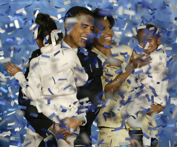 
Ông Obama cùng gia đình ăn mừng chiến thắng sau khi ông đắc cử vào Thượng viện Mỹ tháng 11/2004. (Ảnh: Reuters)
