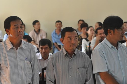
Nguyên Chi cục trưởng Chi cục Hải quan cửa khẩu quốc gia Giang Thành (huyện Giang Thành) Võ Văn Toàn (trái, ngoài cùng) bị đề nghị 6-7 năm tù giam.
