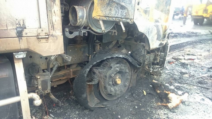 Bánh trước chiếc xe tải bị nổ tung. ảnh Nguyễn Hòa