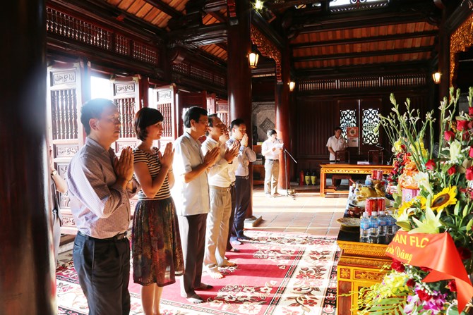 Đoàn đến dâng hương tại Đền thờ Chủ tịch Hồ Chí Minh.