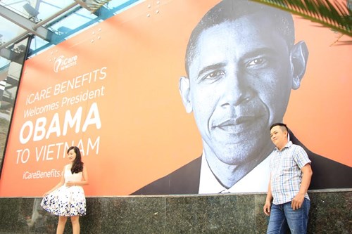 
Người dân thích thú với tấm ảnh chân dung tổng thống Mỹ và chụp hình lưu niệm

