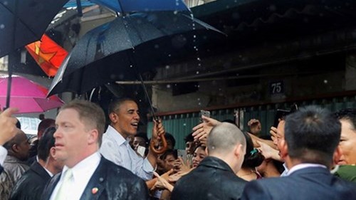 
Tổng thống Mỹ trong cơn mưa ở làng Mễ Trì Hạ, Từ Liêm, Hà Nội chiều 24/5. Ảnh:  Internet
