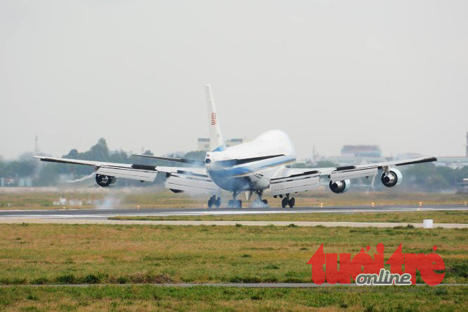 
Chiếc Air Force One chở tổng thống Obama hạ cánh xuống sân bay Tân Sơn Nhất - Ảnh: BẢO DUY
