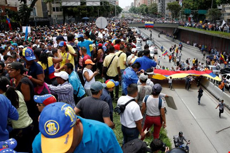 Người dân Venezuela biểu tình tại thủ đô Caracas yêu cầu trưng cầu dân ý bãi chức Tổng thống Nicolas Maduro ngày 18-5. (Ảnh: REUTERS)