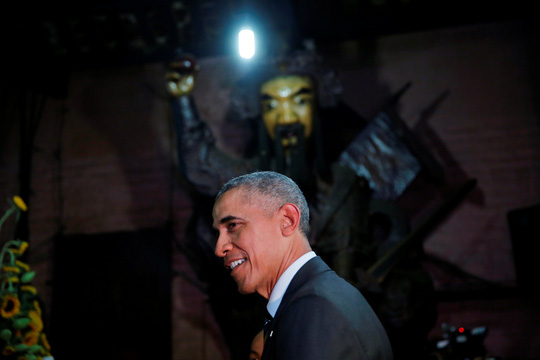 Tổng thống Obama trong chùa. Ảnh: Reuters