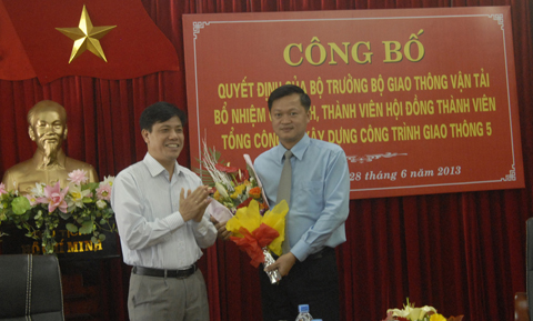 
Chủ tịch Cienco 5 Bạch Ngọc Du (bên trái) được bổ nhiệm vượt cấp vào tháng 6/2015
