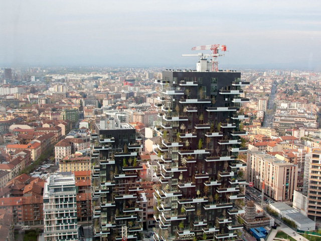 Tòa nhà trọc chời này đã mất vị trí thứ hai tại giải thưởng Emporis Skyscraper Awards năm ngoái. Bosco Verticale hiện có hơn 700 loài cây và 90 loài thực vật khác nhau sinh sống.