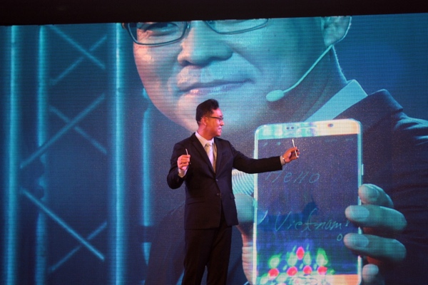 
Ông Kim Cheol Gi - Tổng Giám đốc Công ty Điện tử Samsung Vina - giới thiệu Samsung Galaxy Note 5 vào tháng 8 năm ngoái, trong sự kiện diễn ra tại GEM - Ảnh: H.Đ
