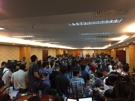 
19 giờ 25 phút mà cuộc họp báo vẫn chưa bắt đầu. Đông đảo phóng viên đã tập trung vào phòng họp
