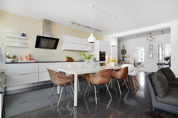 Phòng bếp thanh lịch, hiện đại với việc lựa chọn những món đồ nội thất đơn giản trên nền trắng tinh tế.