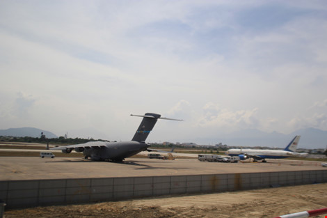 Hai chiếc C17 và C-32 được đậu tại sân bay quốc tế Đà Nẵng để sẵn sàng phục vụ Tổng thống Obama khi cần thiết. Ảnh: LÊ PHI