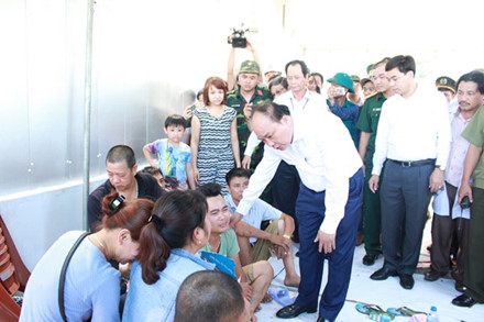 Thủ tướng thăm hỏi thân nhân những người bị nạn tại hiện trường.