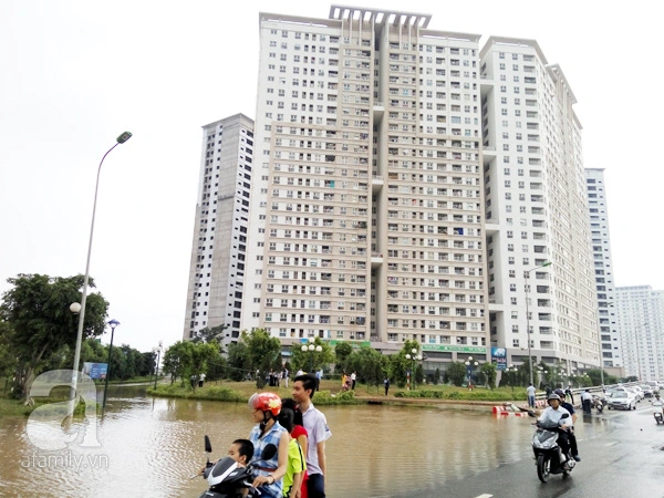 
Chung cư HH2 Dương Nội bị cô lập suốt 2 ngày bởi nước lũ.
