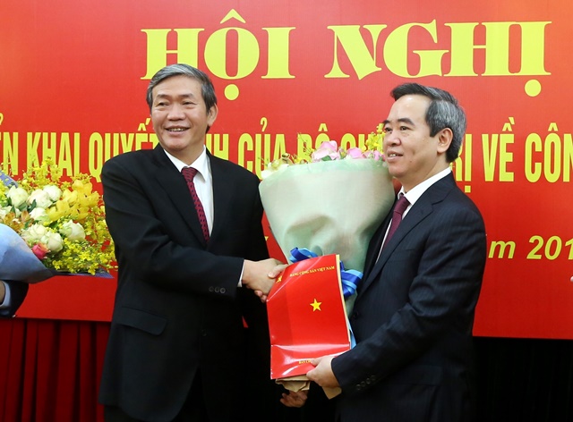 
Thường trực Ban Bí thư Đinh Thế Huynh chúc mừng đồng chí Nguyễn Văn Bình nhận nhiệm vụ mới.
