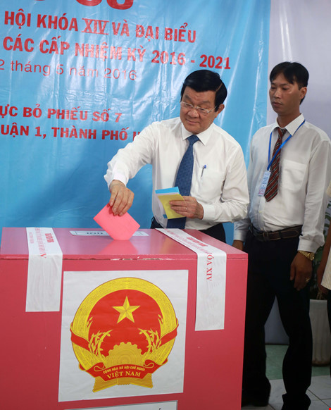 Nguyên Chủ tịch nước Trương Tấn Sang bỏ phiếu bầu. Ảnh: Xuân Huy
