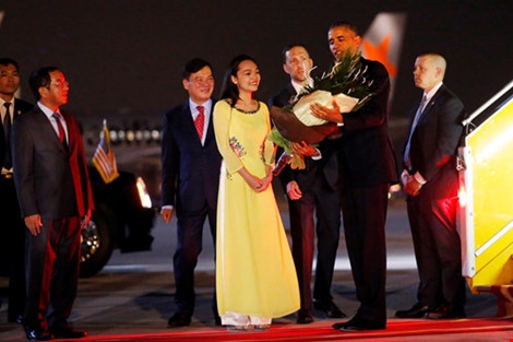  Trần Mỹ Linh vinh dự là người tặng hoa cho tổng thống Mỹ Obama lúc ông đến sân bay Nội Bài (Hà Nội).