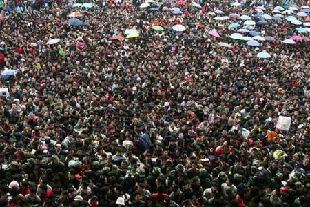 Hơn 100.000 người mệt mỏi chờ đợi ở nhà ga Quảng Châu. Ảnh: TÂN HOA XÃ