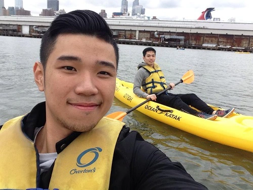 Đỗ Hoàng Việt đi chèo thuyền trên sông New York cùng bạn thân