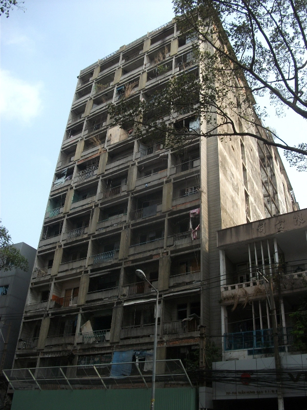 
Chung cư 272 Trần Hưng Đạo được xây dựng từ năm 1960. Đến nay, sau hơn 50 năm nay, chung cư này đã quá cũ kỹ, xuống cấp nghiêm trọng.
