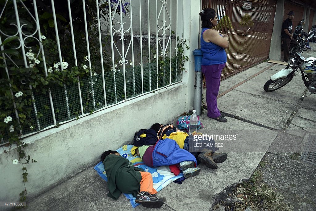 
Zulay Molina phải để 3 đứa con của mình ngủ trên vỉa hè, còn chị thì đứng chờ siêu thị mở cửa để có thể ngay lập tức lao vào mua hàng. Ảnh Leo RAMIREZ/ AFP

