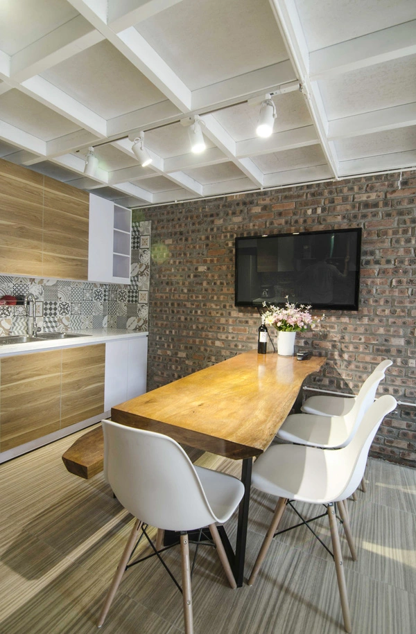 
Không gian bếp ăn rất gọn gàng và vô cùng độc đáo với chiếc bàn ăn làm từ thân gỗ.
