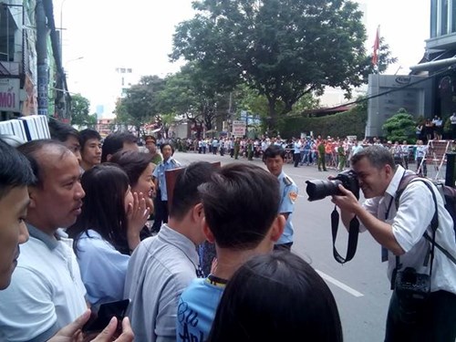 Một nhà báo Mỹ ghi lại khoảng khắc người dân TP.HCM chào đón Tổng thống Mỹ trên đường Nguyễn Bỉnh Khiêm. Ảnh: Ngô Tùng.