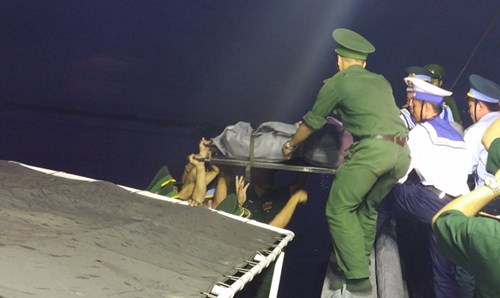 
5 giờ 15 thi hài phi công Trần Quang Khải được cano cứu hộ đưa vào cập cảng Hải đội 2.
