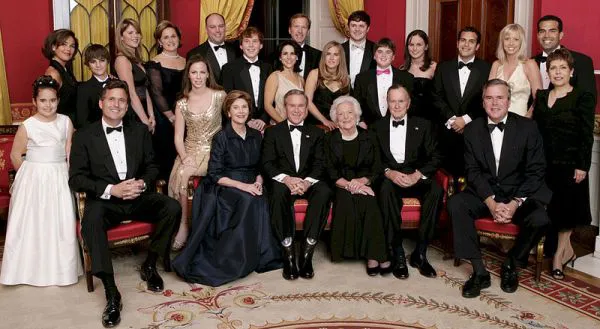 
Cả gia tộc Bush chụp hình tại Phòng đỏ ở Nhà trắng vào ngày 06/01/2005.
