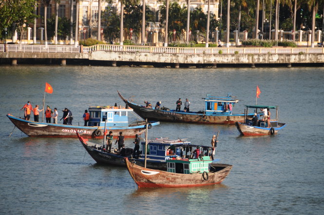 
Tàu cá ngư dân chở thợ lặn quần thảo trên sông Hàn để tìm kiếm các nạn nhân - Ảnh ĐĂNG NAM
