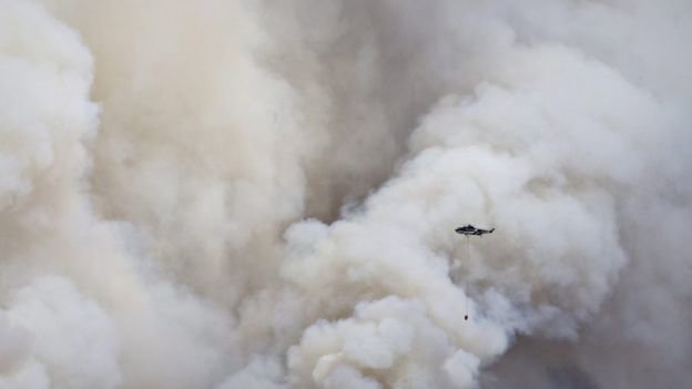 
Máy bay chữa cháy bay bên trên đám cháy - Ảnh: AP
