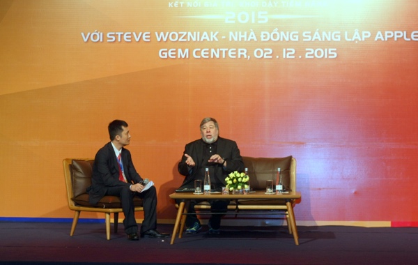 
Đồng sáng lập Apple Steve Wozniak nói chuyện với giới doanh nghiệp trong sự kiện diễn ra cuối năm ngoái ở GEM - Ảnh: H.Đ
