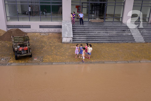 
Nước ngập suốt 3 ngày chưa rút hế tại chung cư HH2 Dương Nội.
