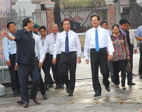 
Nguyên Thủ Tướng Nguyễn Tấn Dũng cùng phu nhân đến điểm bỏ phiếu khu vực số 41, phường 6, quận 3, TP.HCM. Ảnh: HTD
