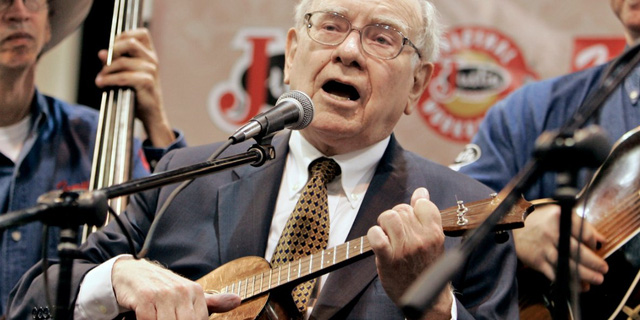 
Warren Buffett trong một buổi biểu diễn từ thiện.
