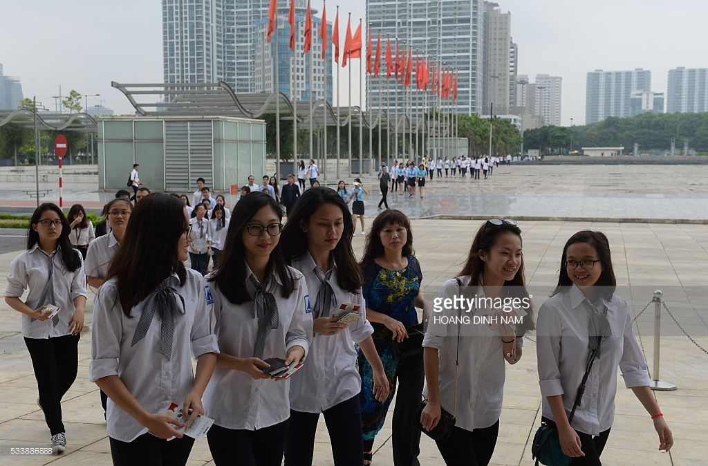 
Nhiều nhóm học sinh cấp 3 đã đến Trung tâm Hội nghị Quốc gia từ sáng sớm để lắng nghe bài diễn thuyết của Tổng thống. Ảnh: Hoàng Đinh Nam/Getty Images
