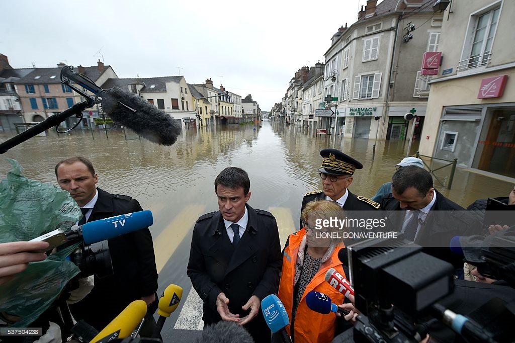 
Thủ tướng Pháp Manuel Valls trả lời phỏng vấn báo chí về chuyến thị sát tại vùng lũ lụt. Ảnh: Lionel Bonaventure / AFP
