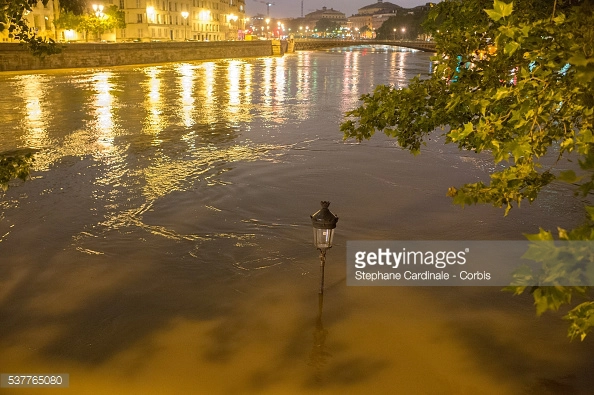 
Paris mùa lũ khi thành phố lên đèn. Nước dâng cao lại khiến thành phố trông càng lung linh huyền ảo. Stephane Cardinale / Corbis News
